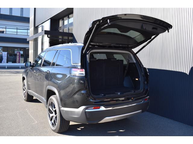 ジープ・コマンダー リミテッド　純正ナビ　レザーシート　障害物センサー　衝突軽減ブレーキ　シートヒーター　全周囲カメラ　ＬＥＤヘッドライト　バックカメラ　スマートキー　アダプティブクルーズコントロール　電動パワーシート　ＥＴＣ２．０（8枚目）