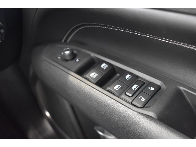 ジープ・コマンダー リミテッド　純正ナビ　レザーシート　障害物センサー　衝突軽減ブレーキ　シートヒーター　全周囲カメラ　ＬＥＤヘッドライト　バックカメラ　スマートキー　アダプティブクルーズコントロール　電動パワーシート　ＥＴＣ２．０（16枚目）