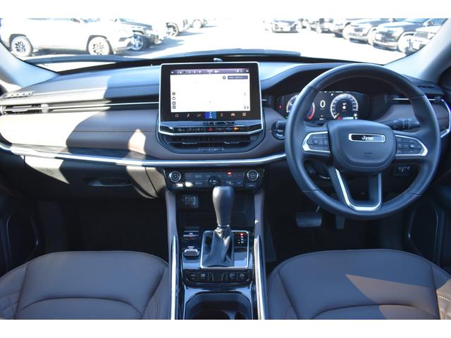 ジープ・コマンダー リミテッド　純正ナビ　レザーシート　障害物センサー　衝突軽減ブレーキ　シートヒーター　全周囲カメラ　ＬＥＤヘッドライト　バックカメラ　スマートキー　アダプティブクルーズコントロール　電動パワーシート　ＥＴＣ２．０（4枚目）