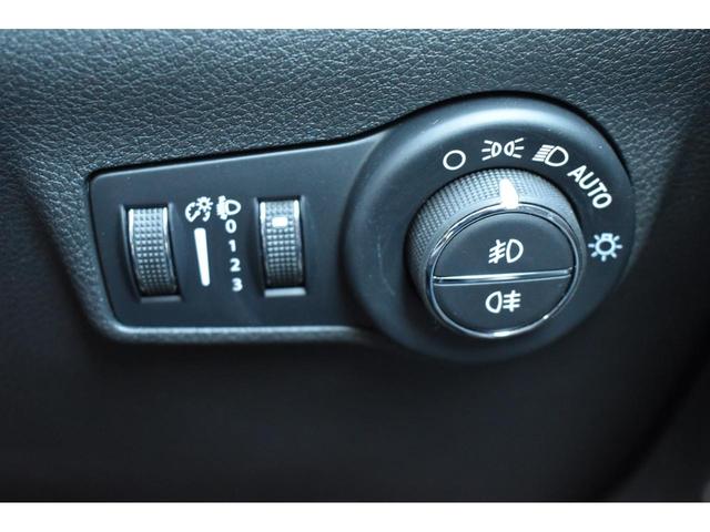 ジープ・コマンダー リミテッド　純正ナビ　レザーシート　障害物センサー　衝突軽減ブレーキ　シートヒーター　全周囲カメラ　ＬＥＤヘッドライト　バックカメラ　スマートキー　アダプティブクルーズコントロール　電動パワーシート　ＥＴＣ２．０（27枚目）