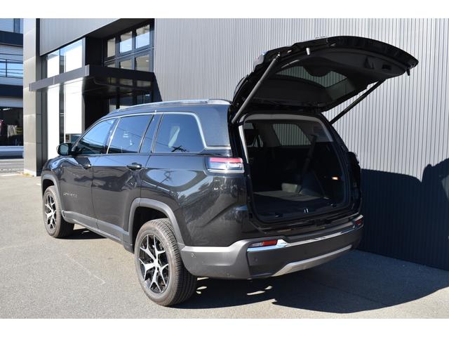 ジープ・コマンダー リミテッド　純正ナビ　レザーシート　障害物センサー　衝突軽減ブレーキ　シートヒーター　全周囲カメラ　ＬＥＤヘッドライト　バックカメラ　スマートキー　アダプティブクルーズコントロール　電動パワーシート　ＥＴＣ２．０（12枚目）