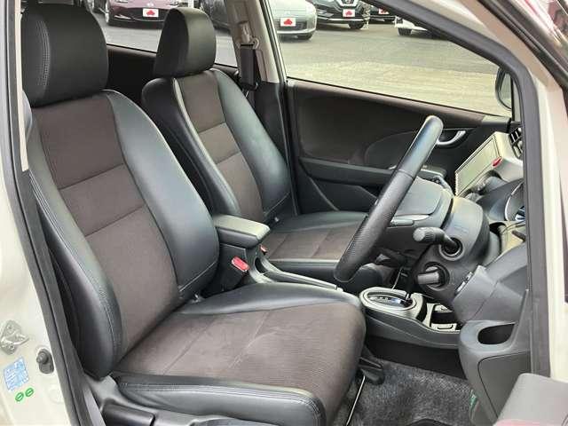 フィットハイブリッド スマートセレクション　ファインスタイル　禁煙車！クルーズコントロール！純正ナビ！バックカメラ！フルセグＴＶ！ＥＴＣ！オートライト！ステアリングスイッチ！シートヒーター！スマートキー＆プッシュスタート！アイドリングストップ！横滑り防止装置！（17枚目）