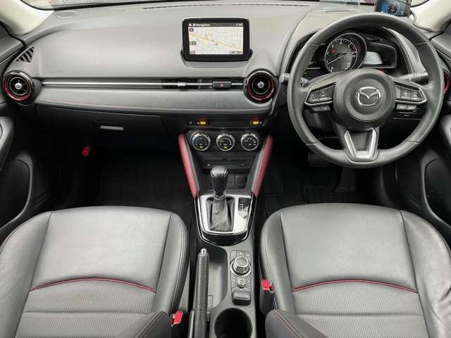 【運転席まわり】　内装は高級感と機能美を併せ持った運転席まわりです。まるで自宅に居るようにリラックスできます！見やすいメーターとスイッチ類もいいですね♪