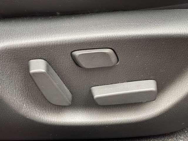 【パワーシート】　　ボタン一つでシートを好きな位置に調整できます！