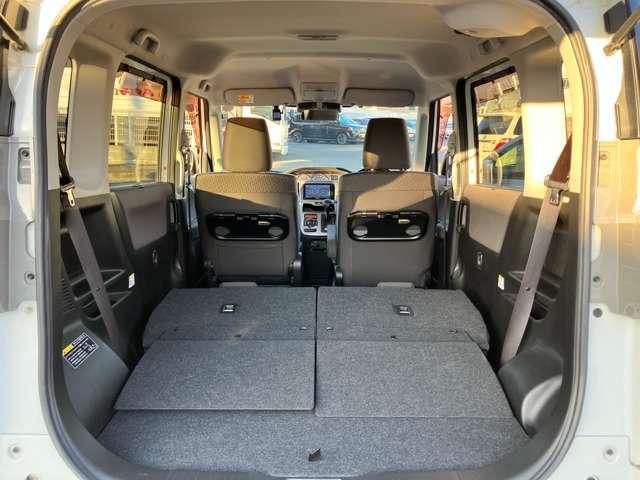 【ラゲッジスペースのアレンジ】　セカンドシートの背もたれを倒すと、これだけのスペースを確保！何でも載せて下さい♪