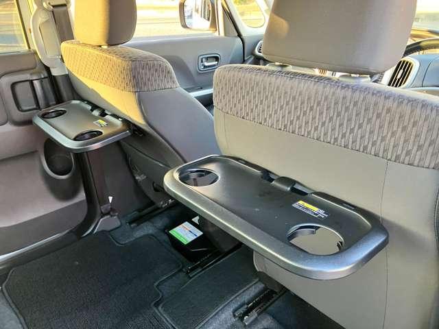 シートバックテーブル付きで長距離ドライブや渋滞中でも快適です！