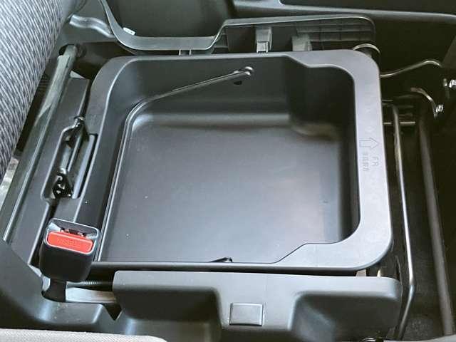 助手席下収納も完備し、車検証等の保存にお使いください★