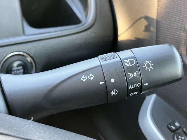 【オートライト】　暗くなると自動でライトが点灯し、安全運転を手助け！