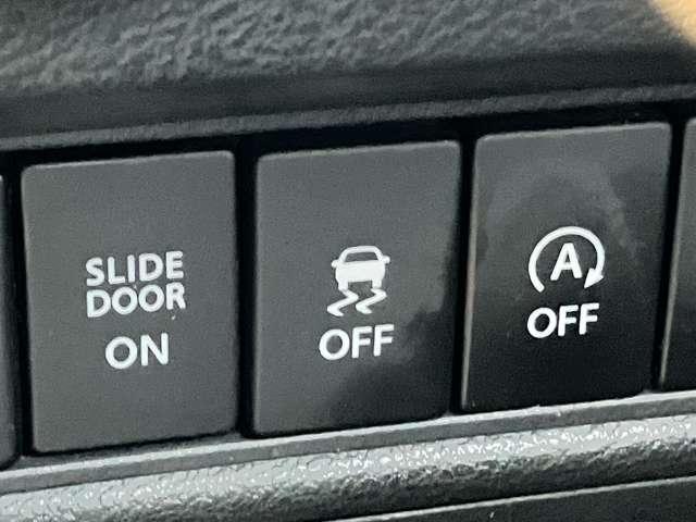 「横滑り防止装置」　滑りやすい路面で横滑りを感知すると、自動的に車両の動きを制御する安全装備です。