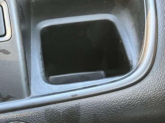 【ドリンクホルダー】小物入れが充実しているので荷物の多いアナタにもぴったり！