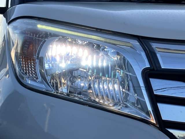 【ＨＩＤヘッドライト】　明るい光で暗い夜道も安全に運転できますね♪