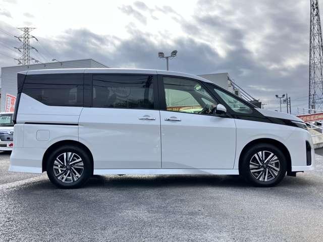 セレナ ハイウェイスターＶ　アイドリングストップ！３６０度セーフティアシスト！イクリプスナビ＆ＢＴ！インテリジェントアラウンドビューモニター＆ルームミラー！ハンズフリー両側パワースライドドア！ＬＥＤヘッドライ（8枚目）