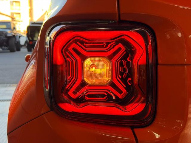 ジープ・レネゲード リミテッド ワンオーナー パノラミックサンルーフ ポーラープランジレザーシート LEDヘッドライト アダプティブクルーズコントロール シートヒーター カープレイ TV Bカメラ ETC(23枚目)