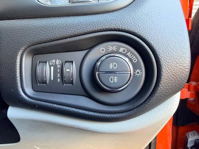 ジープ・レネゲード リミテッド ワンオーナー パノラミックサンルーフ ポーラープランジレザーシート LEDヘッドライト アダプティブクルーズコントロール シートヒーター カープレイ TV Bカメラ ETC(39枚目)