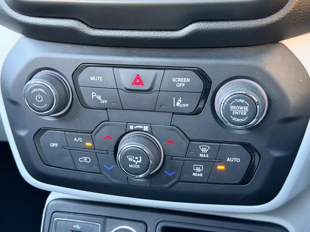 ジープ・レネゲード リミテッド ワンオーナー パノラミックサンルーフ ポーラープランジレザーシート LEDヘッドライト アダプティブクルーズコントロール シートヒーター カープレイ TV Bカメラ ETC(52枚目)