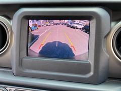 ギヤをリバースに入れると車両後方の映像を映し出し、バック時の後方視界をサポートするリヤビューカメラ！ 7