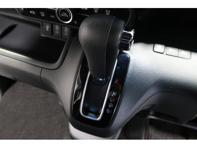 N-BOXカスタム G・Lホンダセンシング ホンダ認定中古車/バックカメラ/両側電動スライドドア/フルエアロ/メモリーナビ/インターナビ/CD/DVD再生/ミュージックサーバー/ベンチシート/アルミホイール/フロアマット/ETC/純正ナビ(12枚目)