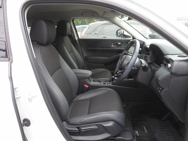 ヴェゼル ｅ：ＨＥＶＺ　２年保証　Ｂｌｕｅｔｏｏｔｈ対応　コネクト　車内Ｗｉ－Ｆｉ　センシング　前後ドラレコ　アクセル踏み間違い抑制対応　ＭＴモード　ＥＴＣ２．０　シートヒーター　電動リアゲート　ブラインドスポットモニター（13枚目）