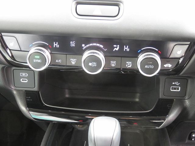 ヴェゼル ｅ：ＨＥＶＺ　２年保証　Ｂｌｕｅｔｏｏｔｈ対応　コネクト　車内Ｗｉ－Ｆｉ　センシング　前後ドラレコ　アクセル踏み間違い抑制対応　ＭＴモード　ＥＴＣ２．０　シートヒーター　電動リアゲート　ブラインドスポットモニター（19枚目）