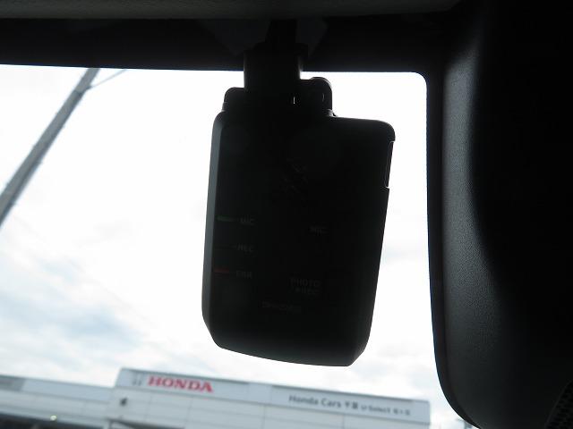 ヴェゼル ｅ：ＨＥＶＺ　２年保証　Ｂｌｕｅｔｏｏｔｈ対応　コネクト　車内Ｗｉ－Ｆｉ　センシング　前後ドラレコ　アクセル踏み間違い抑制対応　ＭＴモード　ＥＴＣ２．０　シートヒーター　電動リアゲート　ブラインドスポットモニター（21枚目）