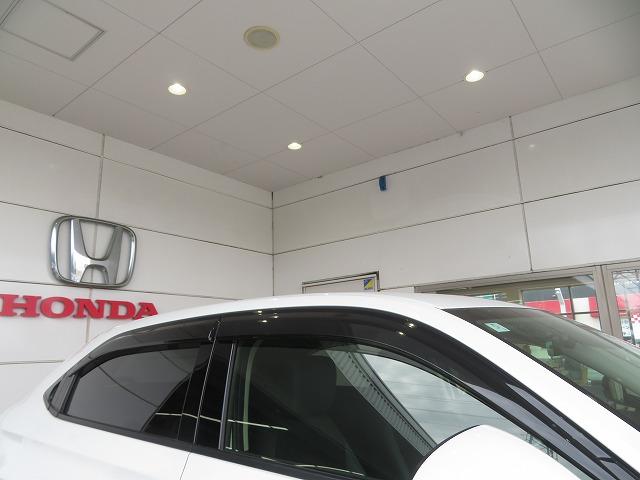 ヴェゼル ｅ：ＨＥＶＺ　２年保証　Ｂｌｕｅｔｏｏｔｈ対応　コネクト　車内Ｗｉ－Ｆｉ　センシング　前後ドラレコ　アクセル踏み間違い抑制対応　ＭＴモード　ＥＴＣ２．０　シートヒーター　電動リアゲート　ブラインドスポットモニター（28枚目）