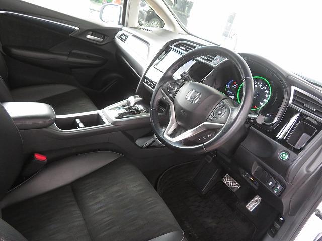 デザイン性はもちろん安全面もしっかり考慮されたインパネ周りです！！運転席からの視界はとても広々♪♪♪