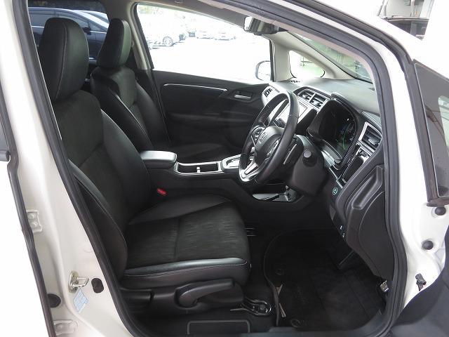 フロントシートは広々セパレートタイプで運転席は高さを調節出来るハイトアジャスター付きです！！お好みのドライビングポジションに調整可能です◎