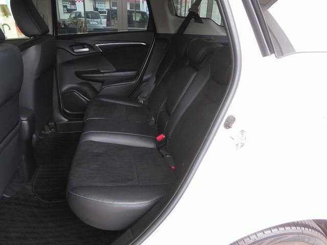 広々したリアシート！！３席全てに埋め込み式のヘッドレストが装備されており後席の方への安全もしっかりと確保されております！！