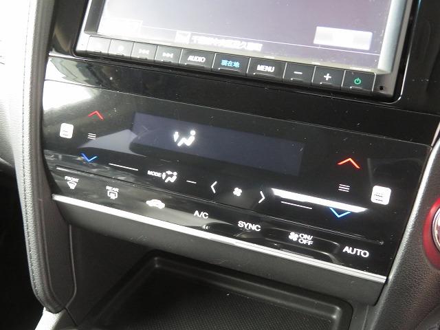 オートエアコン装備♪室内温度を設定すれば自動的に風量の調整をしてくれます♪車内をいつでも快適に保てます♪