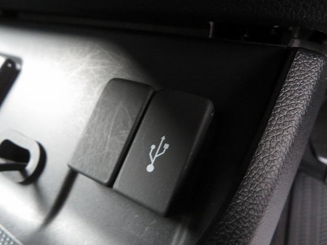 スマートフォンなどの音楽再生が可能なＵＳＢ接続ジャック装備車両です♪♪♪