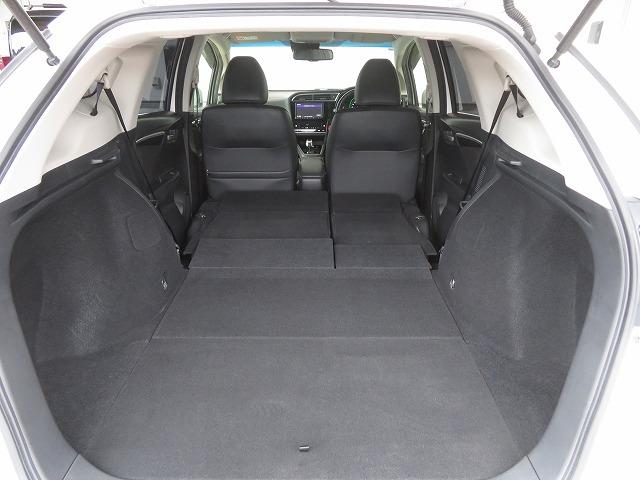 リアシートは６：４の分割可倒式で荷物に合わせて積み込み可能です★シートアレンジ次第でさまざまな大きさの荷物の積み込みが可能です♪