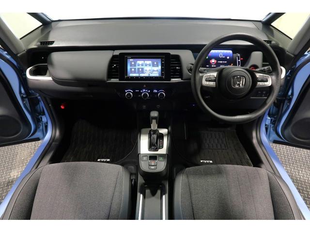 フィット ホーム　認定中古車　１年保証付　ワンオーナー　ナビ　Ｂカメラ　ドラレコ　ＥＴＣ　運転支援　衝突軽減ブレーキ　リアカメ　ＬＥＤライト　クリアランスソナー　エアバッグ　ｉストップ　スマ－トキ－　盗難防止装置　ＢＴ（10枚目）