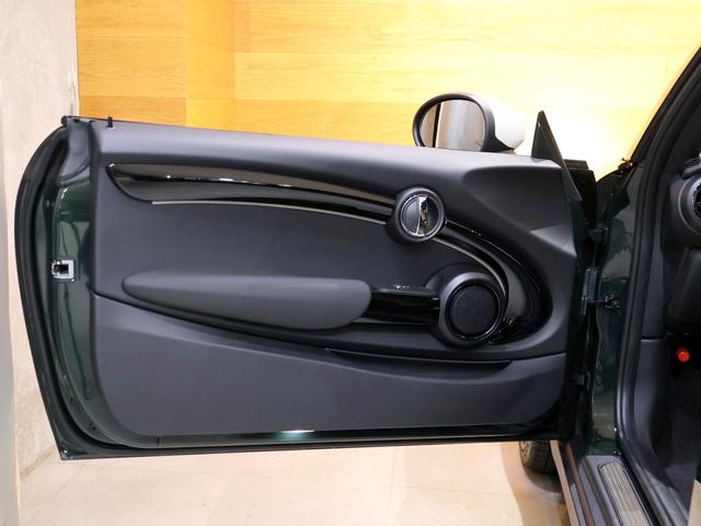 クーパーS レゾリュートエディション 特別仕様車 1オーナー レゾリュートエディション 特別仕様車 1オーナー 専用ボディカラー 専用ストライプ 専用ブロンズアクセントパーツ ハーフレザー シートヒーター バックカメラ パーキングアシスト 前後PDC 新車保証(17枚目)