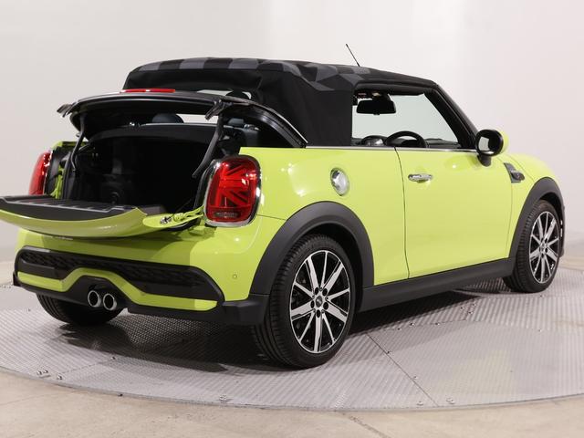 ＭＩＮＩ クーパーＳ　コンバーチブルサイドウォークエディション　限定車　専用レザーシート　専用ソフトトップ　専用ストライプ　ハーマンカードンスピーカー　１７インチオリジナルホイール　バックカメラ　前後障害物センサー（42枚目）