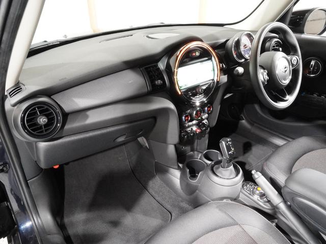 ＭＩＮＩ クーパー　禁煙車　アクティブクルコン　バックカメラ　パーキングアシスト　前後障害物センサー　コンフォートアクセス　衝突軽減ブレーキ　ＬＥＤヘッドライト／フォグランプ　純正ナビ　ＥＴＣ　整備付（15枚目）