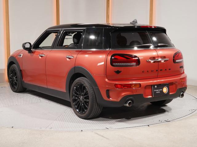 ＭＩＮＩ クーパーＳ　クラブマン　レザーシート／ヒーター　ｈａｒｍａｎ／ｋａｒｄｏｎ　ＪＣＷステアリング　ＡｐｐｌｅＣａｒＰｌａｙ　ワイヤレスチャージ　パーキングアシスト　バックカメラ　前後障害物センサー　純正ナビ　ＥＴＣ２．０整備付（10枚目）