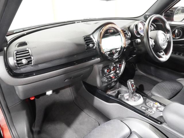 ＭＩＮＩ クーパーＳ　クラブマン　レザーシート／ヒーター　ｈａｒｍａｎ／ｋａｒｄｏｎ　ＪＣＷステアリング　ＡｐｐｌｅＣａｒＰｌａｙ　ワイヤレスチャージ　パーキングアシスト　バックカメラ　前後障害物センサー　純正ナビ　ＥＴＣ２．０整備付（15枚目）