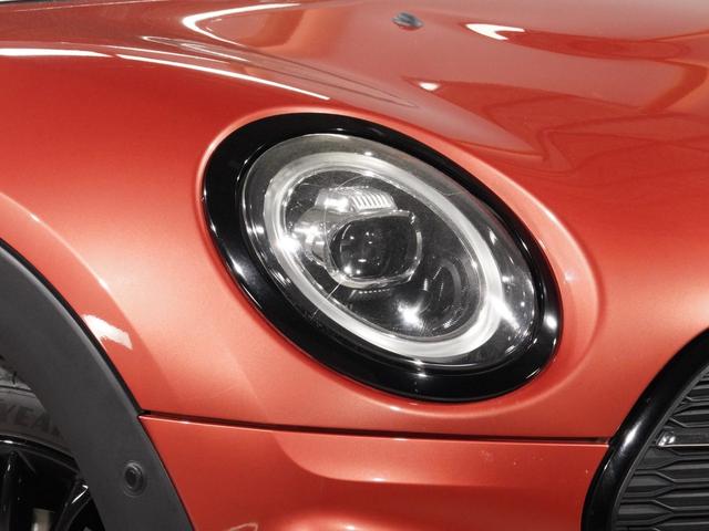 ＭＩＮＩ クーパーＳ　クラブマン　レザーシート／ヒーター　ｈａｒｍａｎ／ｋａｒｄｏｎ　ＪＣＷステアリング　ＡｐｐｌｅＣａｒＰｌａｙ　ワイヤレスチャージ　パーキングアシスト　バックカメラ　前後障害物センサー　純正ナビ　ＥＴＣ２．０整備付（21枚目）