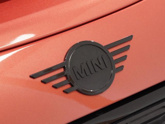 ＭＩＮＩ クーパーＳ　クラブマン　レザーシート／ヒーター　ｈａｒｍａｎ／ｋａｒｄｏｎ　ＪＣＷステアリング　ＡｐｐｌｅＣａｒＰｌａｙ　ワイヤレスチャージ　パーキングアシスト　バックカメラ　前後障害物センサー　純正ナビ　ＥＴＣ２．０整備付（22枚目）