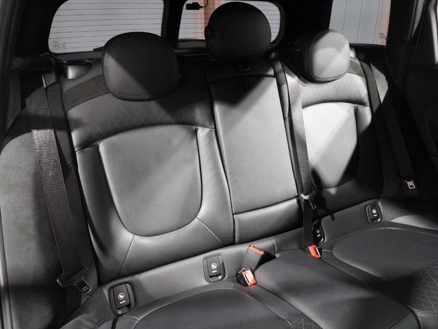 ＭＩＮＩ クーパーＳ　クラブマン　レザーシート／ヒーター　ｈａｒｍａｎ／ｋａｒｄｏｎ　ＪＣＷステアリング　ＡｐｐｌｅＣａｒＰｌａｙ　ワイヤレスチャージ　パーキングアシスト　バックカメラ　前後障害物センサー　純正ナビ　ＥＴＣ２．０整備付（36枚目）