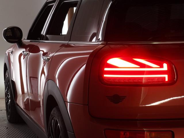 ＭＩＮＩ クーパーＳ　クラブマン　レザーシート／ヒーター　ｈａｒｍａｎ／ｋａｒｄｏｎ　ＪＣＷステアリング　ＡｐｐｌｅＣａｒＰｌａｙ　ワイヤレスチャージ　パーキングアシスト　バックカメラ　前後障害物センサー　純正ナビ　ＥＴＣ２．０整備付（44枚目）