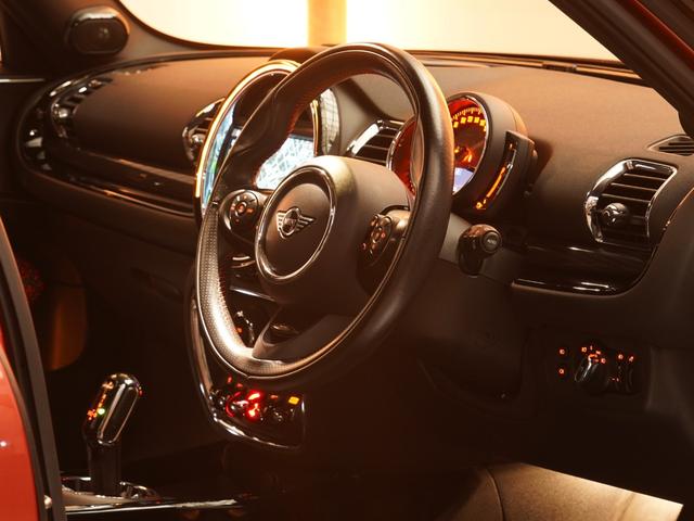 ＭＩＮＩ クーパーＳ　クラブマン　レザーシート／ヒーター　ｈａｒｍａｎ／ｋａｒｄｏｎ　ＪＣＷステアリング　ＡｐｐｌｅＣａｒＰｌａｙ　ワイヤレスチャージ　パーキングアシスト　バックカメラ　前後障害物センサー　純正ナビ　ＥＴＣ２．０整備付（45枚目）