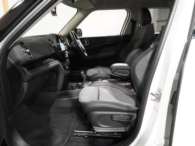 MINI クーパーDクロスオーバファーストPエセンシャルトリム クロス/レザレットシート/ヒーター AppleCarPlay 純正ナビ ワイヤレスチャージ アクティブクルコン パーキングアシスト バックカメラ 前後障害物センサー ETC2.0 整備付(12枚目)
