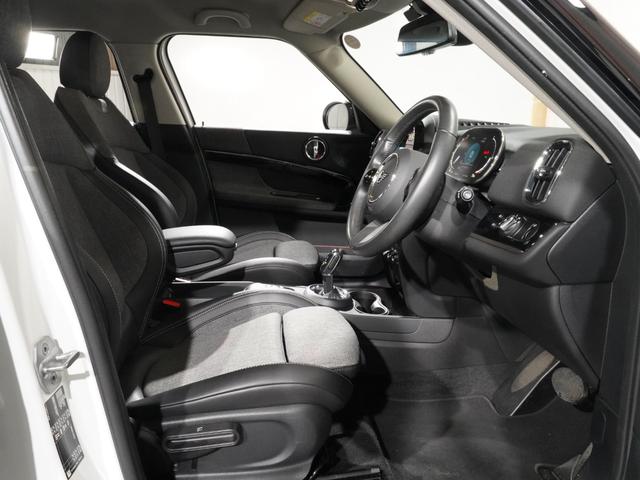 MINI クーパーDクロスオーバファーストPエセンシャルトリム クロス/レザレットシート/ヒーター AppleCarPlay 純正ナビ ワイヤレスチャージ アクティブクルコン パーキングアシスト バックカメラ 前後障害物センサー ETC2.0 整備付(13枚目)
