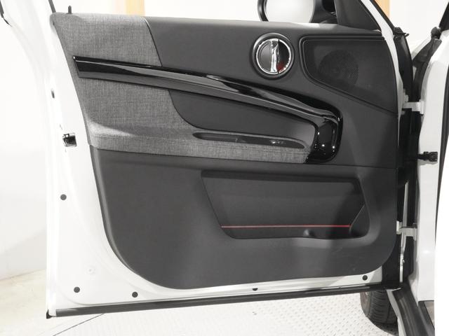 MINI クーパーDクロスオーバファーストPエセンシャルトリム クロス/レザレットシート/ヒーター AppleCarPlay 純正ナビ ワイヤレスチャージ アクティブクルコン パーキングアシスト バックカメラ 前後障害物センサー ETC2.0 整備付(14枚目)