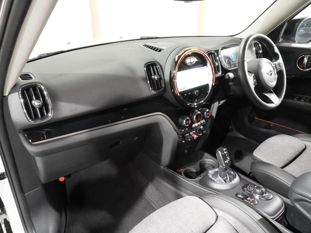 MINI クーパーDクロスオーバファーストPエセンシャルトリム クロス/レザレットシート/ヒーター AppleCarPlay 純正ナビ ワイヤレスチャージ アクティブクルコン パーキングアシスト バックカメラ 前後障害物センサー ETC2.0 整備付(15枚目)