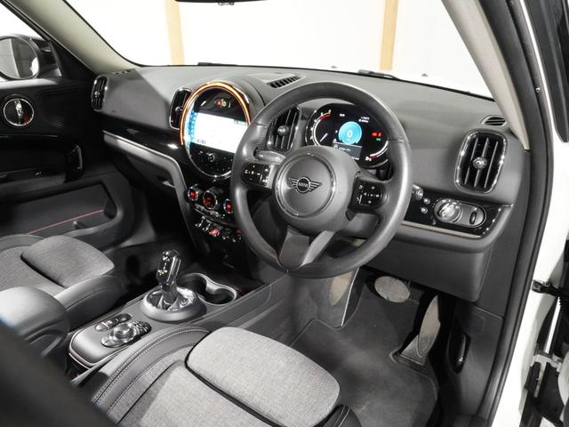 MINI クーパーDクロスオーバファーストPエセンシャルトリム クロス/レザレットシート/ヒーター AppleCarPlay 純正ナビ ワイヤレスチャージ アクティブクルコン パーキングアシスト バックカメラ 前後障害物センサー ETC2.0 整備付(16枚目)