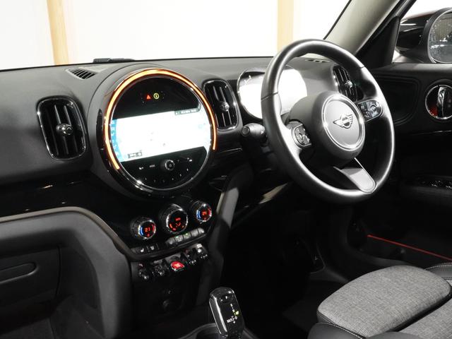 MINI クーパーDクロスオーバファーストPエセンシャルトリム クロス/レザレットシート/ヒーター AppleCarPlay 純正ナビ ワイヤレスチャージ アクティブクルコン パーキングアシスト バックカメラ 前後障害物センサー ETC2.0 整備付(18枚目)