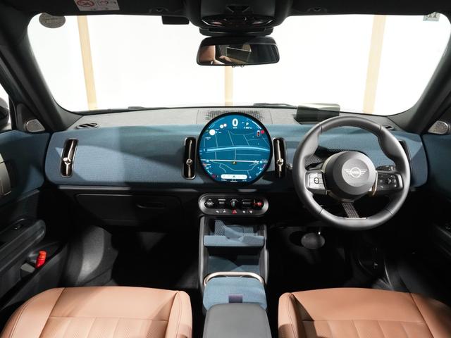 ＭＩＮＩ カントリーマンＤ　フェイバリット・トリム　ワンオーナー　ベスキンシート／電動　シート＆ハンドルヒーター　ｈａｒｍａｎ／ｋａｒｄｏｎ　前後カメラ　ワイヤレスチャージ　ＡｐｐｌｅＣａｒＰｌａｙ純正ナビ　ヘッドアップディスプレイ　ＥＴＣ２．０整備付（4枚目）