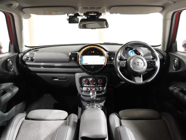 ＭＩＮＩ クーパーＤクラブマン　ファーストＰクラシック・トリム　クロス／レザレット　シートヒーター　ＡｐｐｌｅＣａｒＰｌａｙ　純正ナビ　ワイヤレスチャージ　アクティブクルコン　パーキングアシスト　バックカメラ　前後障害物センサー　ＥＴＣ２．０　整備付（4枚目）